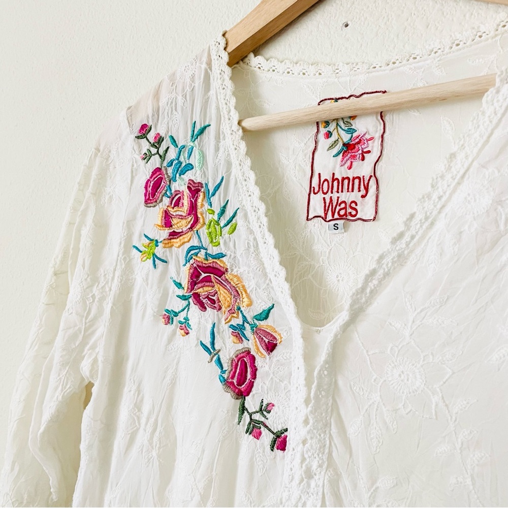 Johnny Was SMALL white embroidered 3/4 sleeve Vneck blouse - Picture 2 of 5